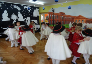 Dzieci z gr. IV w strojach góralskich wykonują taniec w parach.